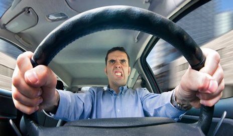 a kép innen: https://fapiac.blogcdn.p3k.hu/files/2013/07/roadrage_shutterstock_5277706015.jpg